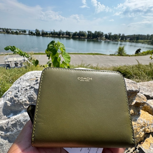 ( NWT ) Coach New York Brass/Olive Billfold Leather Wallet - Picture 1 of 5